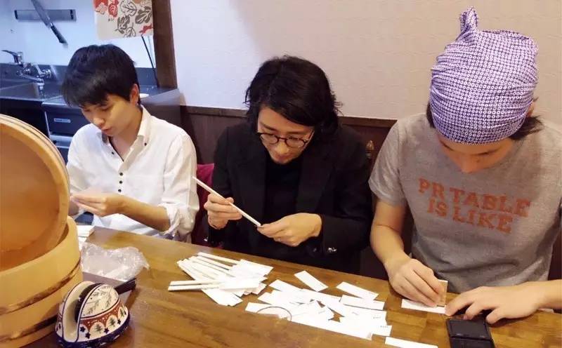 一个人的餐馆：12个座位、25平米、每天一个菜品，月销120万日元