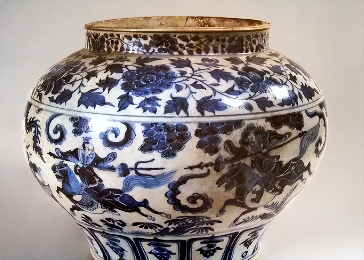 80年广西工人挖出骨灰罐，带回家腌菜，多年后专家估价：值2.3亿