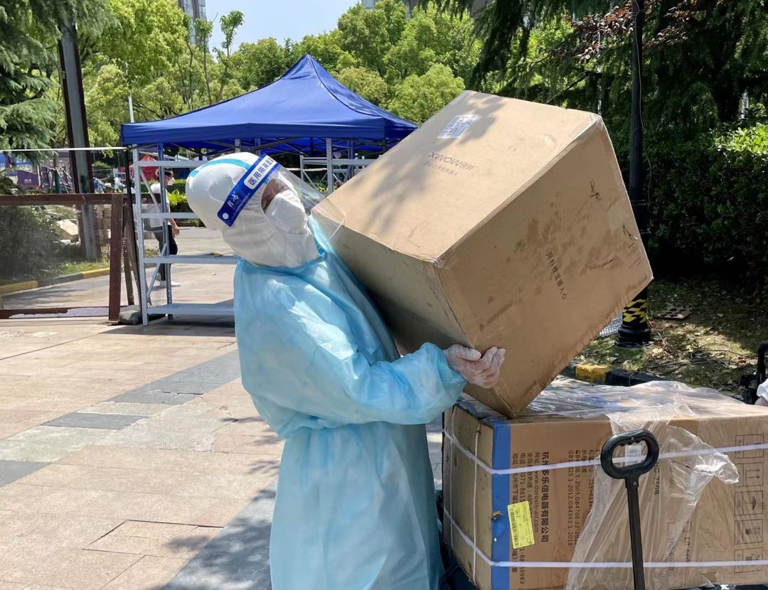 他曾是感动上海年度人物，被小区居民称为“搬运界的天花板”