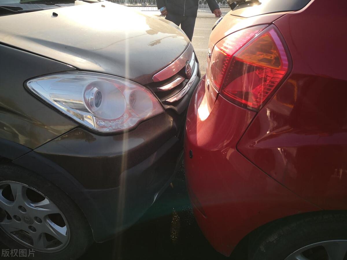 高速交通事故追尾怎么判,高速公路追尾事故处理流程