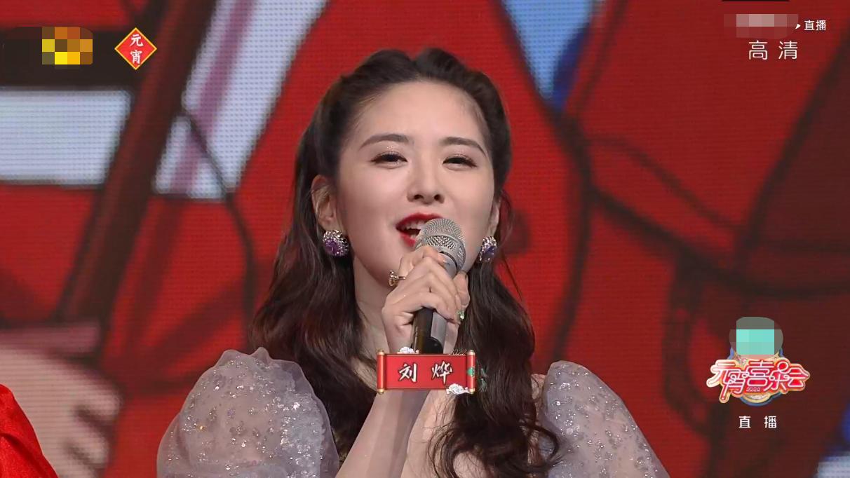 湖南元宵晚会：张小斐深V开到肚脐，AB假唱明显，50岁杨钰莹赢了