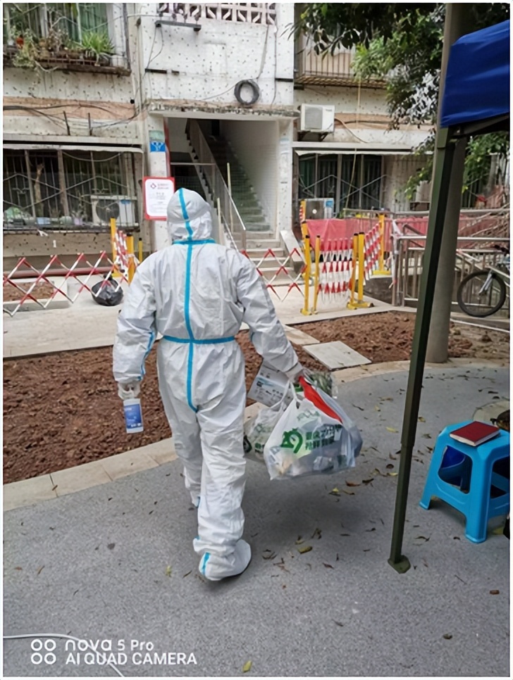 下沉“疫”线倾力服务用“志愿红”守护“健康绿”——市*访信**办*党**员干部积极助力打赢疫情歼灭战