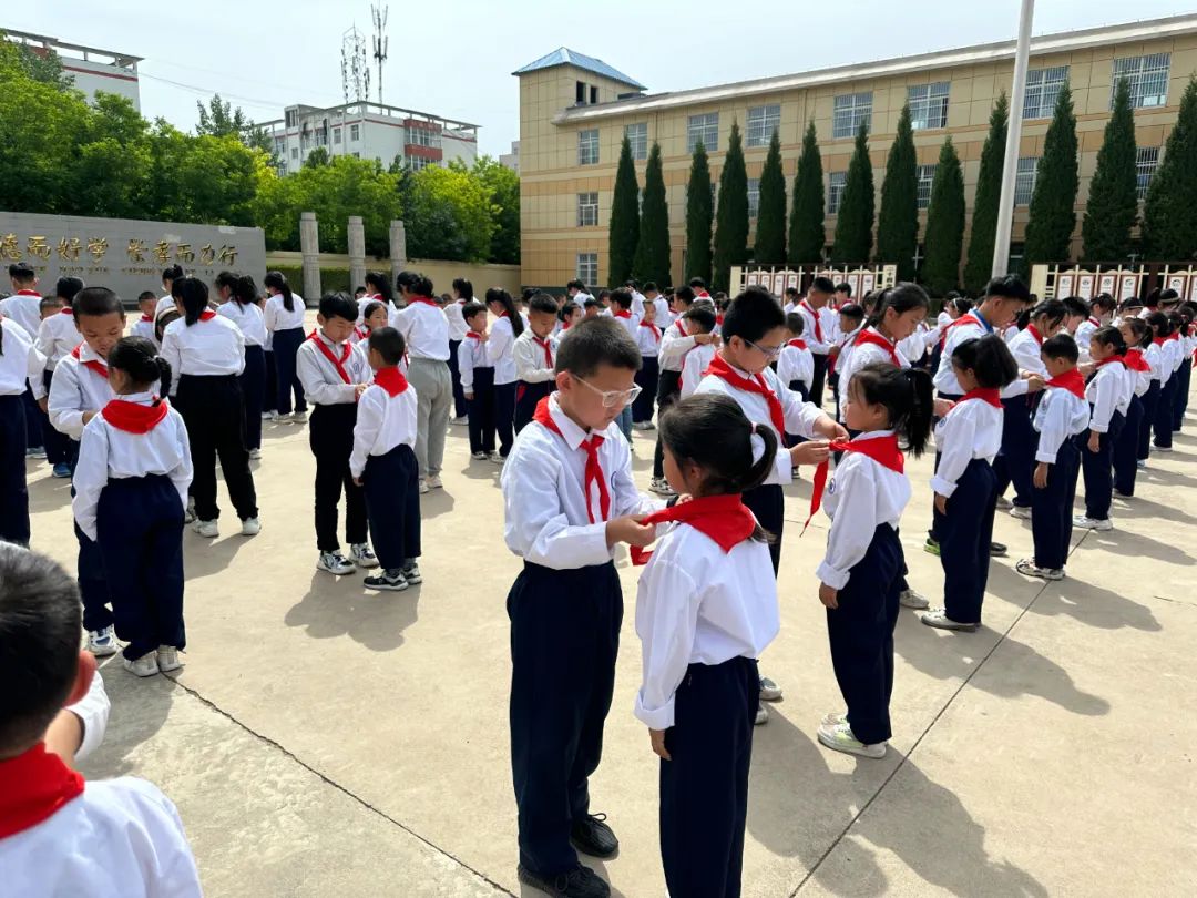 学习二十大争做好队员——盐湖区舜帝复旦示范小学少先队员分批入队仪式