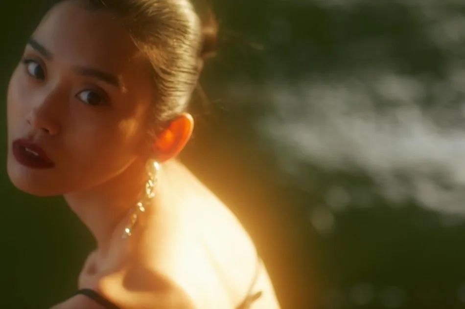 奚梦瑶谈摔倒事件视频,超模奚梦瑶摔倒的看法