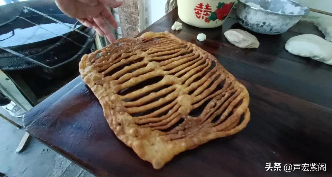 河北赵县官庄村口发现50年前的小吃炸炉篦，老板一般不炸嫌麻烦