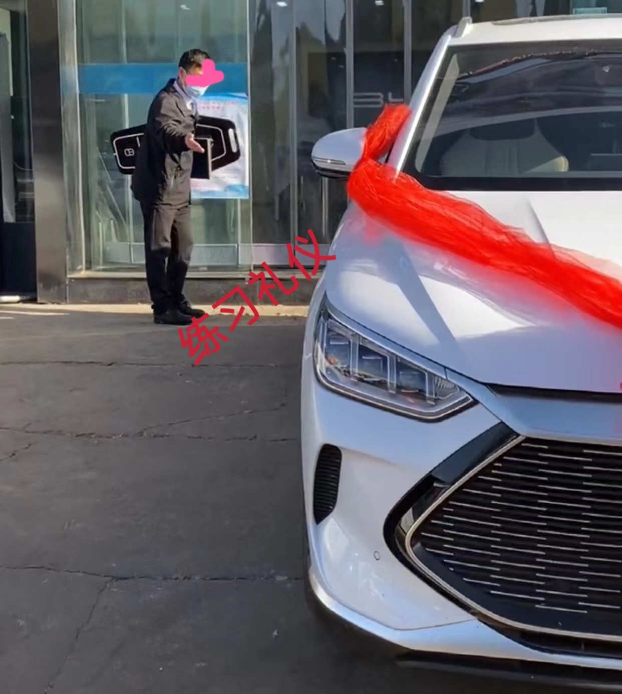 30岁男人从事汽车销售工作,47岁大叔面试汽车销售员