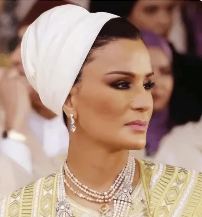 卡塔尔皇太后莫扎一身衣着,卡塔尔太后莫扎走路带风