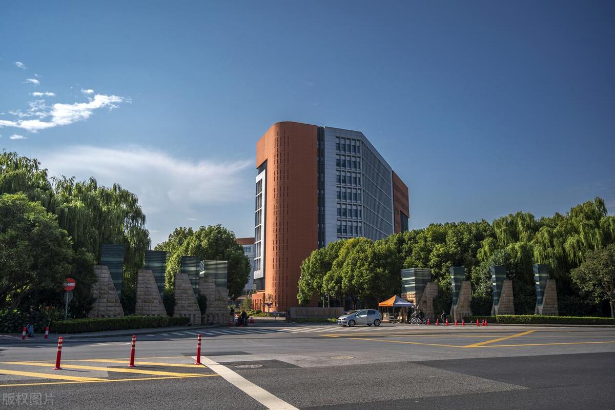 就业好的专业和自己喜欢的选哪个,选择喜欢的专业还是高薪的专业