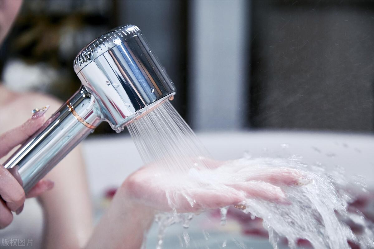 美的与万和燃气热水器哪个好,万和和美的燃气热水器