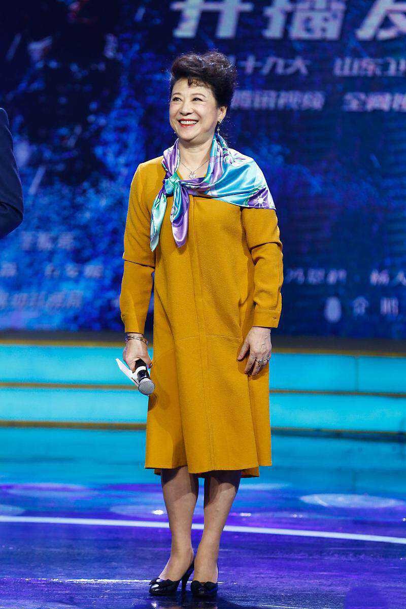 73岁的王馥荔真正优雅到老,王馥荔老年穿搭图片