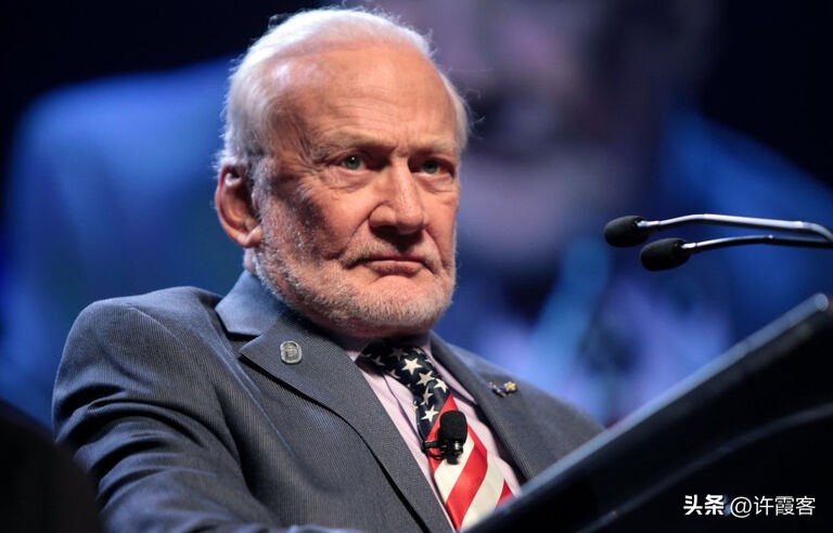 九死一生的阿波罗登月计划，实验中死亡三人，阿姆斯特朗差点牺牲