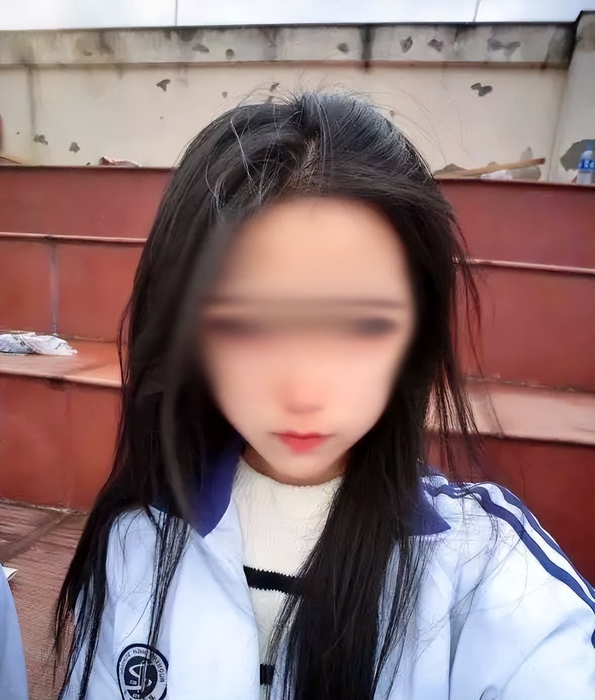 2015年湖北24岁校花被裸身囚禁，与蛇同住场面“污秽”，让人唏嘘