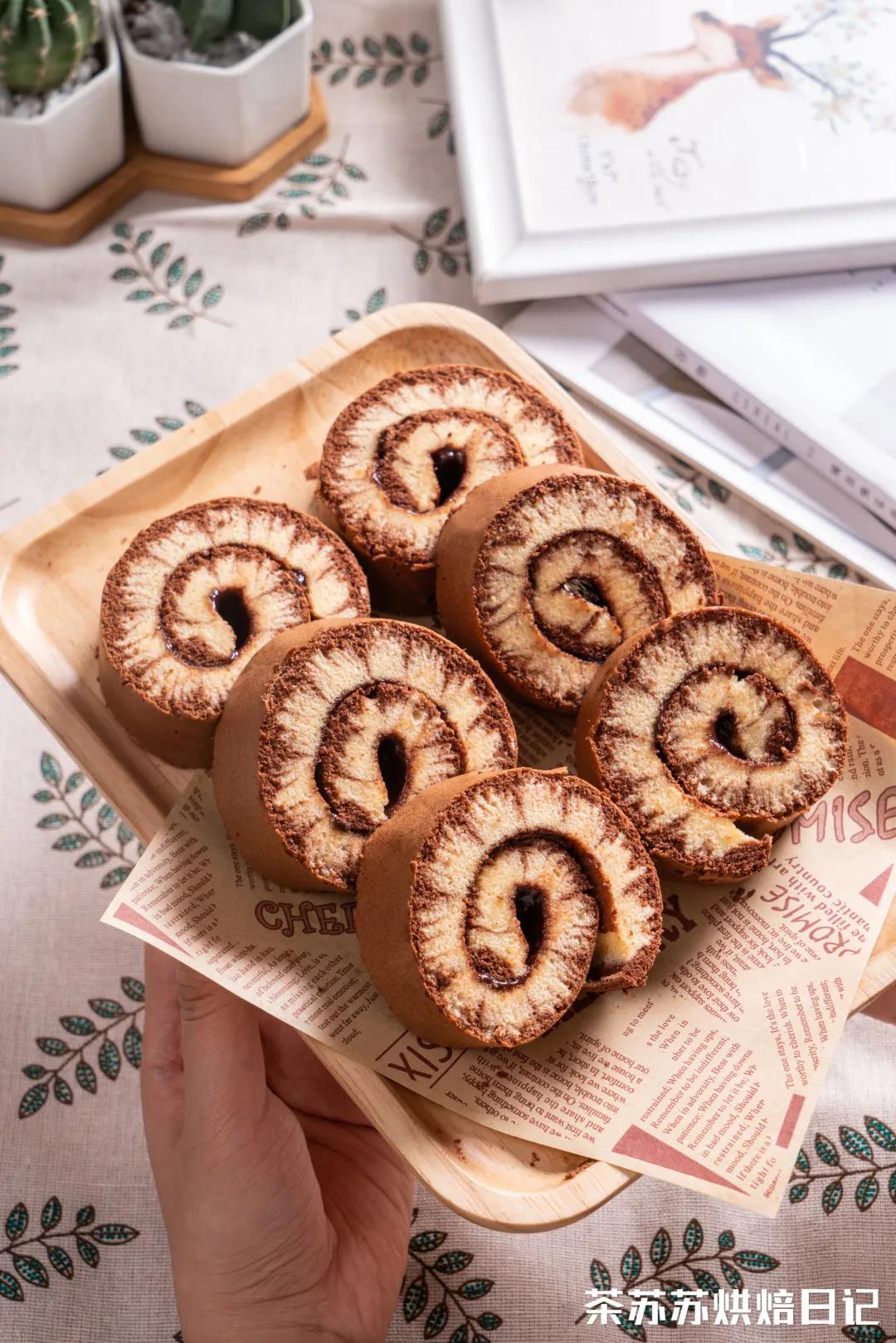 吃蛋糕卷别去外面买！自己做的料更足，香到舔手指