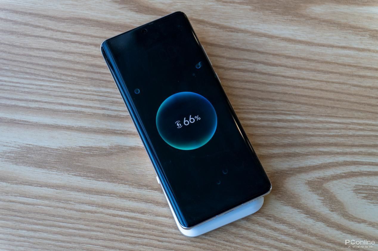 苹果透明探索版无线充电宝评测,网易无线充电宝vs麦多多