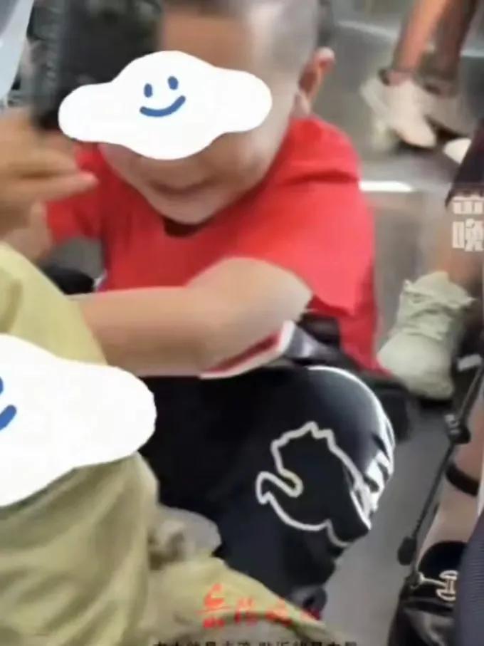 女孩一声“怒吼”换来整个车厢的安静，联想到航班上的一封道歉信