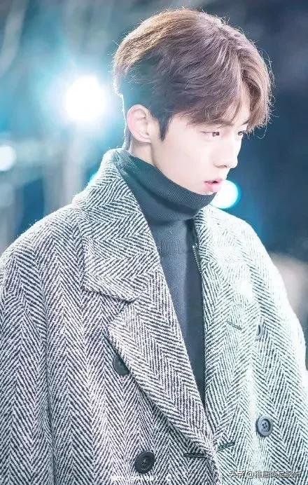 男士黑色大衣内搭什么颜色打底,男士穿大衣怎么搭配裤子和鞋子