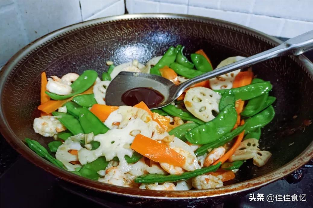 过年做一道这样的菜好看又好吃,这样做的荷塘小炒清脆爽口不油腻