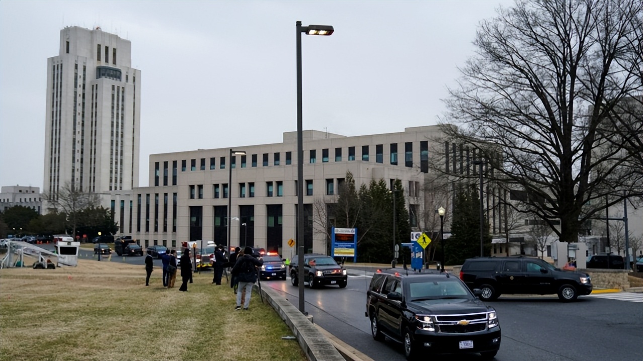 拜登摔倒内容被曝光,拜登下飞机摔倒是真的吗