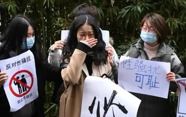 弦子朱军最近新消息,弦子二审败诉后当街宣读的视频