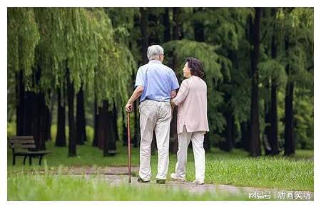 “亲爱的，我弟弟病得很重，请给点钱治疗吧。”妻子：我们是AA