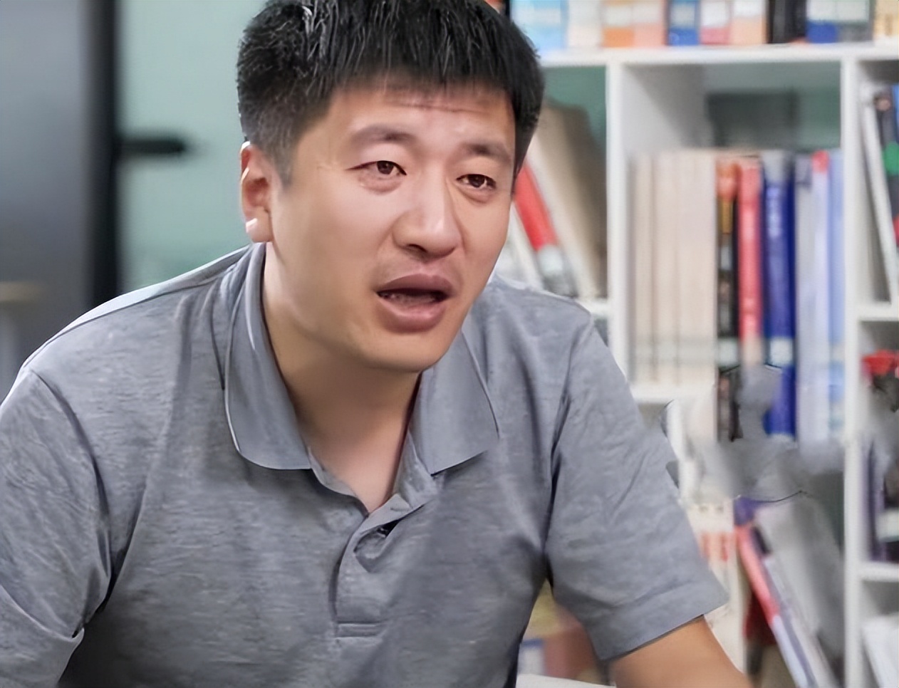 张雪峰每年仅讲课就能挣几百万？是老师还是商人，背后原因引深思