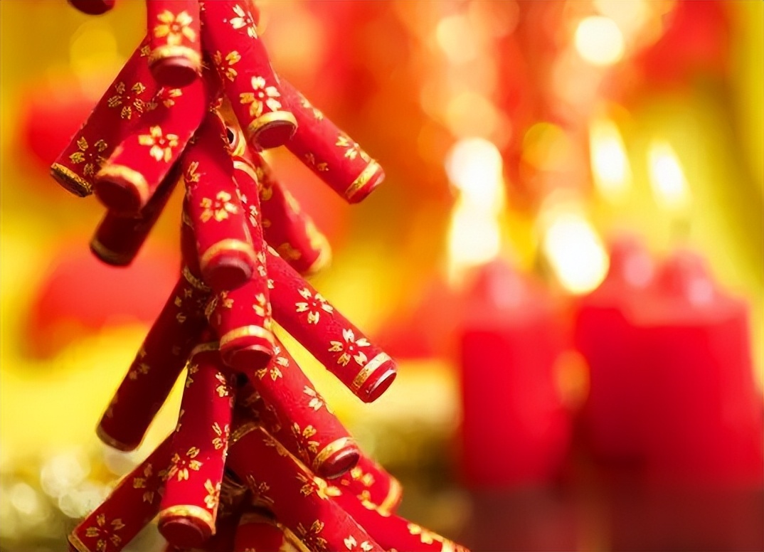 猜灯谜小孩子穿彩褂过年过节都有它说话噼里啪啦打一物蚂蚁