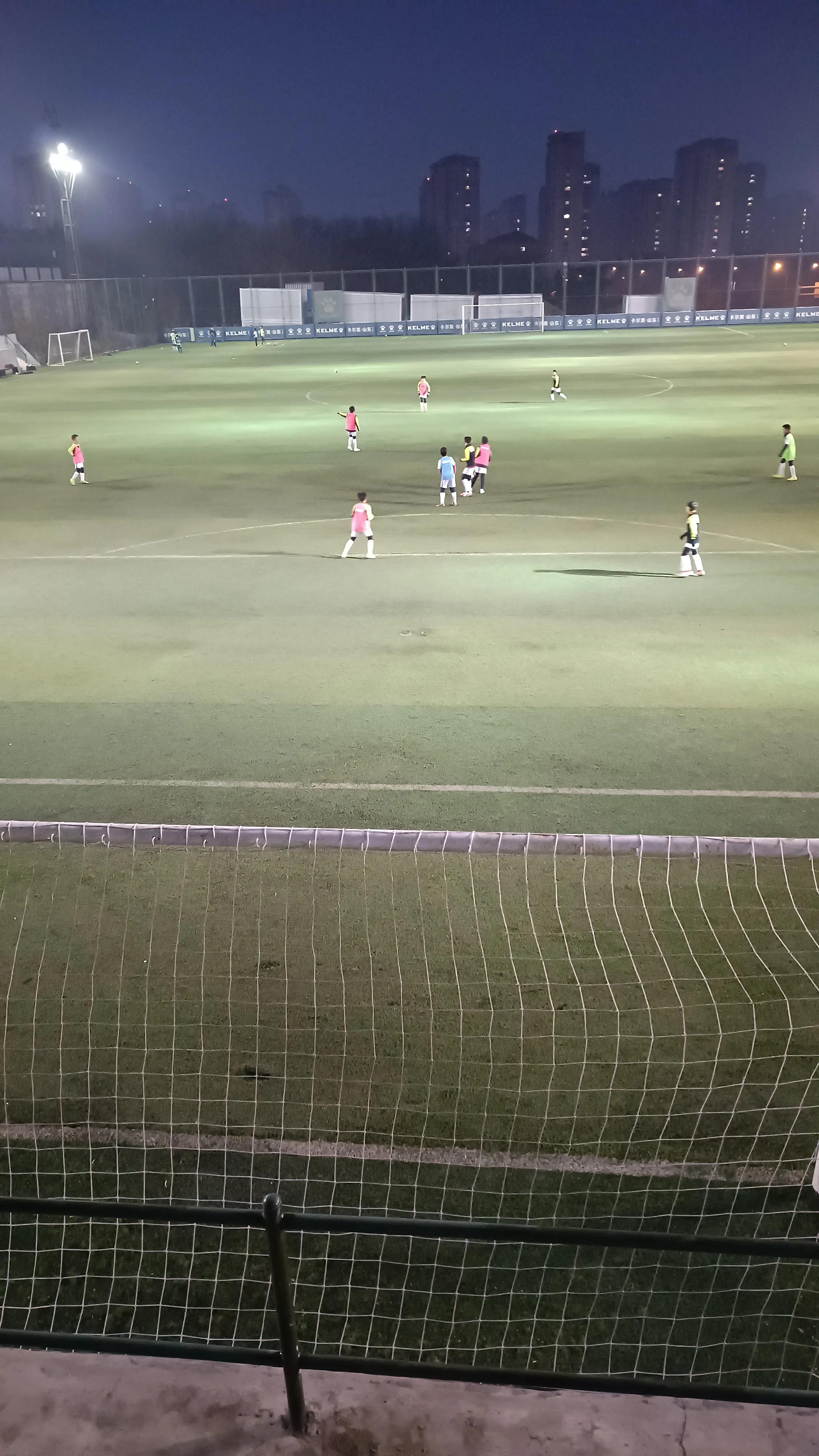 在踢的足球上面画画,足球比赛的画画作品第一名