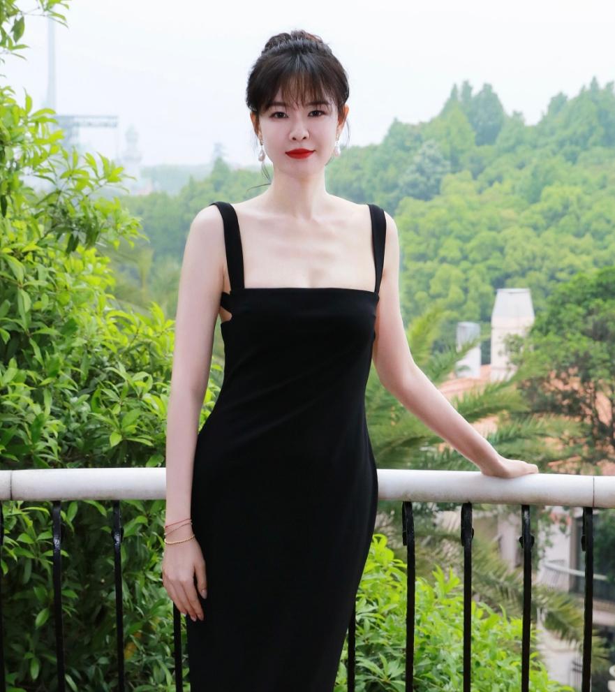 著名主持人李艾：嫁给自己经纪人，婚后一直分房睡，连楼层都不同