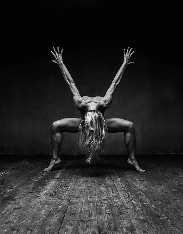 见过许多人体艺术，依然觉得这才称得上优美灵动