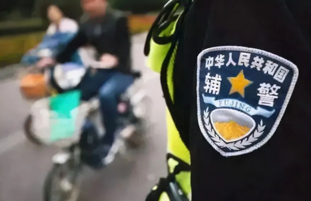 帮忙带小孩的服务,送奖上门暖警心提振士气再出发
