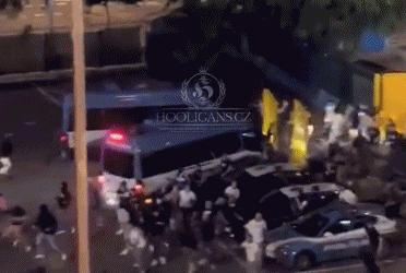 95分钟遭绝杀，112年老店再降级！球迷入场斗殴，焚烧汽车