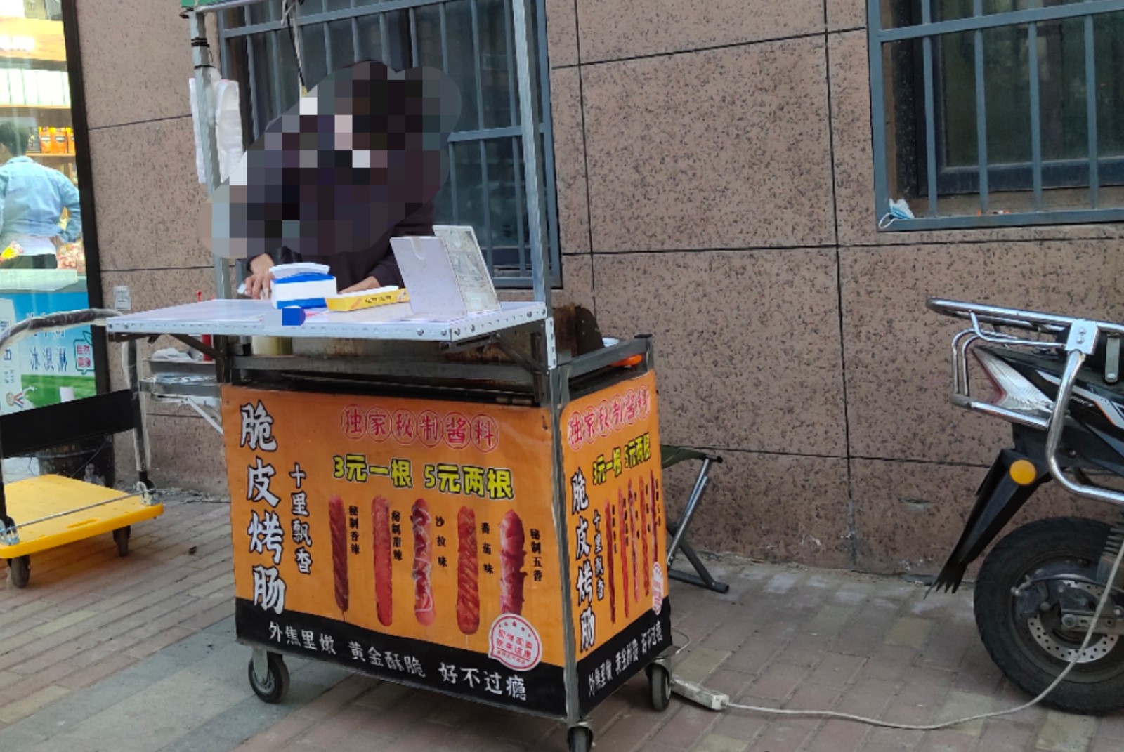 90后上班族兼职摆摊第一天,95后摆摊小伙两个小时赚80元