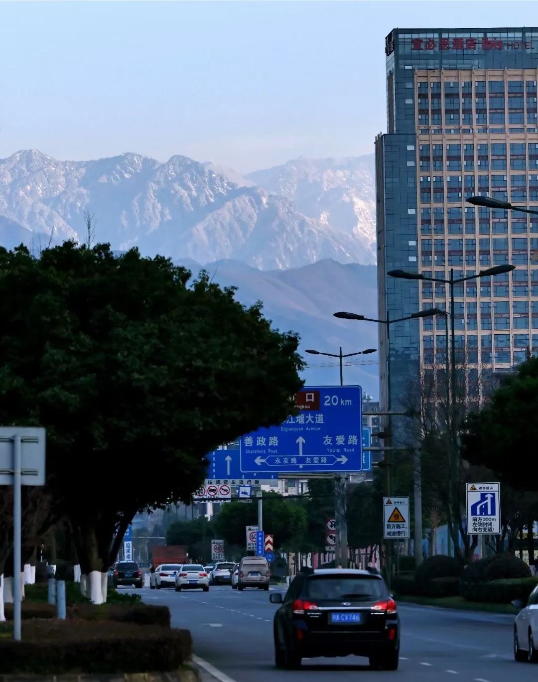 晴空雪山,雨过天晴的都江堰又见雪山