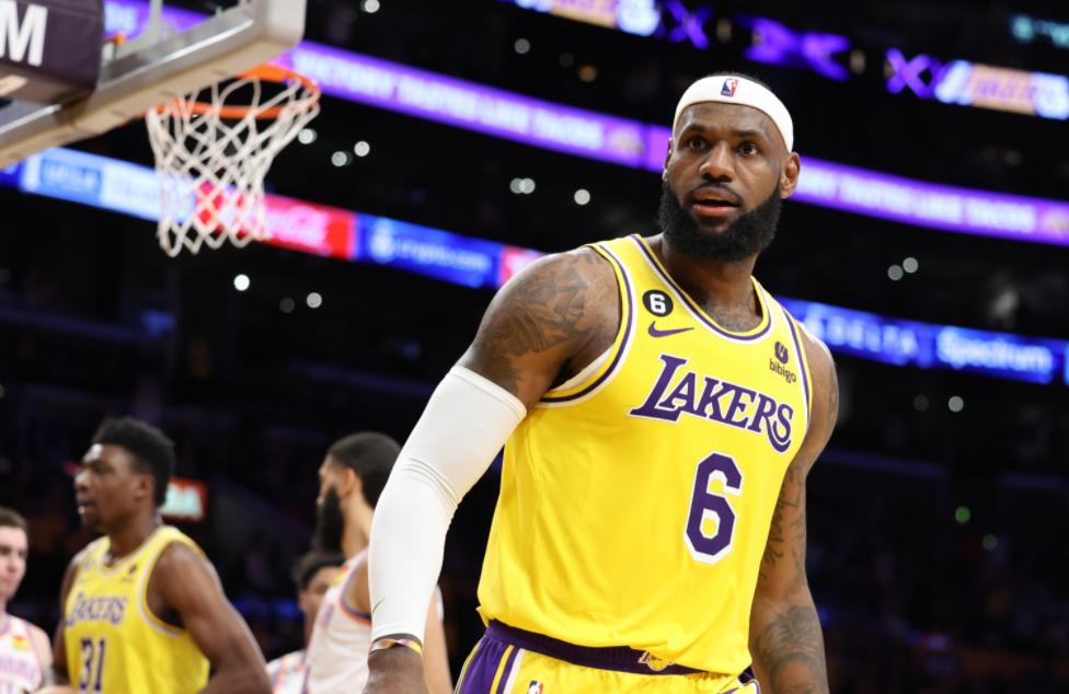 传奇加冕之夜难掩输卡位战遗憾，詹姆斯赛后采访暗示有离队可能？