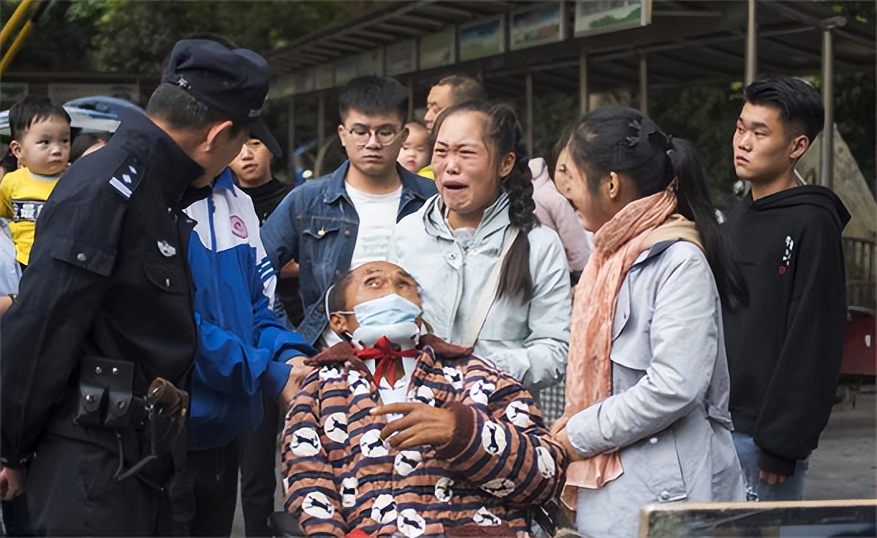 2015年，安徽女孩上街“扮牛”让人骑5元一次，背后隐情催人泪下