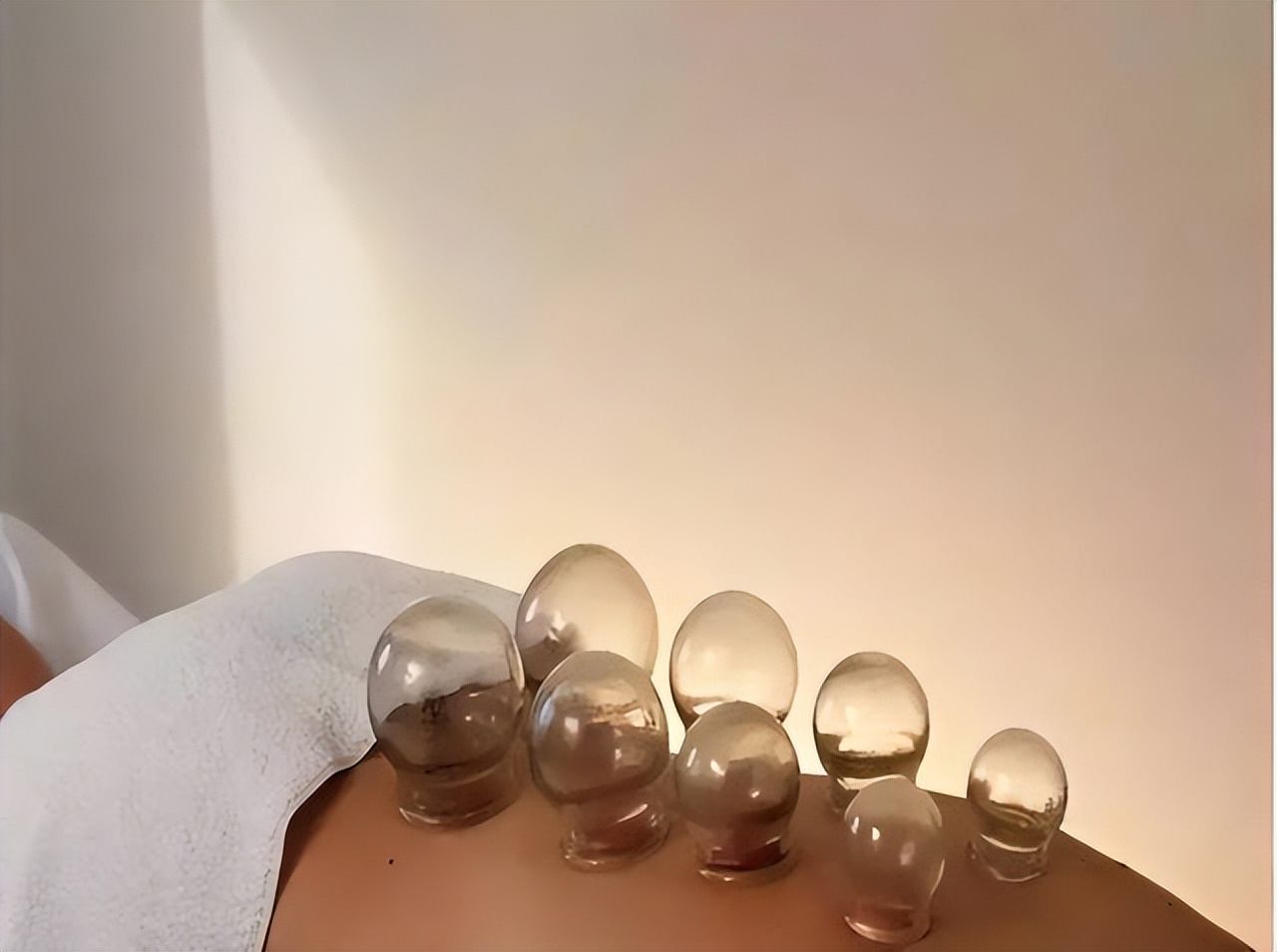 拔火罐时吸出来的淤血是毒素吗,拔火罐吸出来的瘀血是体内毒素