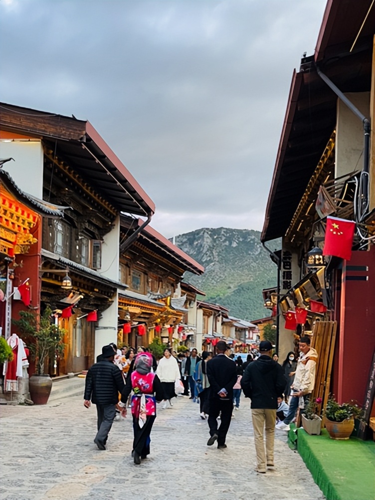 网络大V行走进香格里拉3959万流量共享雪域高原上的全民狂欢