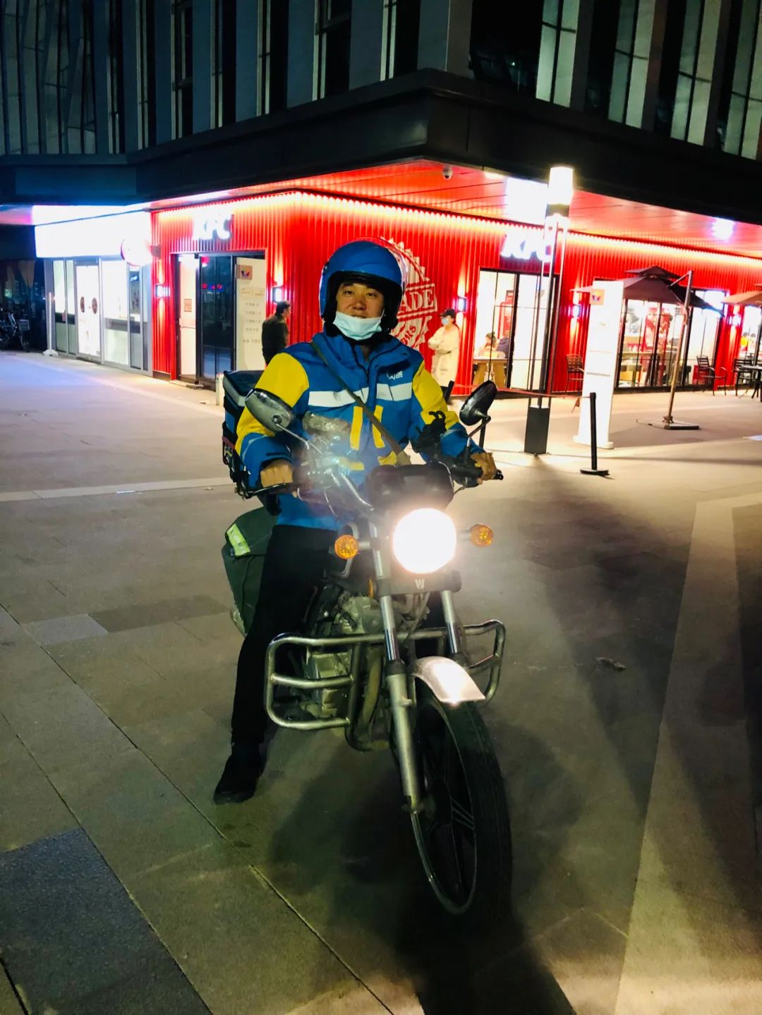 疫情时期的跑腿小哥,疫情期间北京的快递小哥