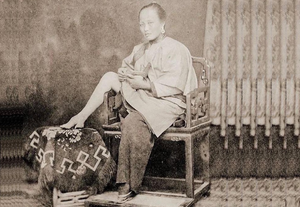 女生千元买“金莲鞋”和裹脚布！女孩醒醒吧，莫把文化*退倒**当时尚