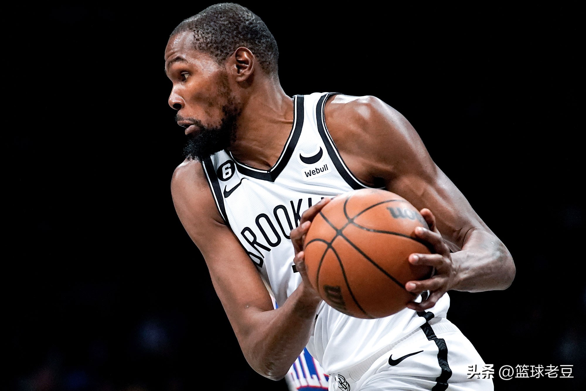 篮网的新篮球运动避免频繁的一对一比赛，而是“传球、导球”