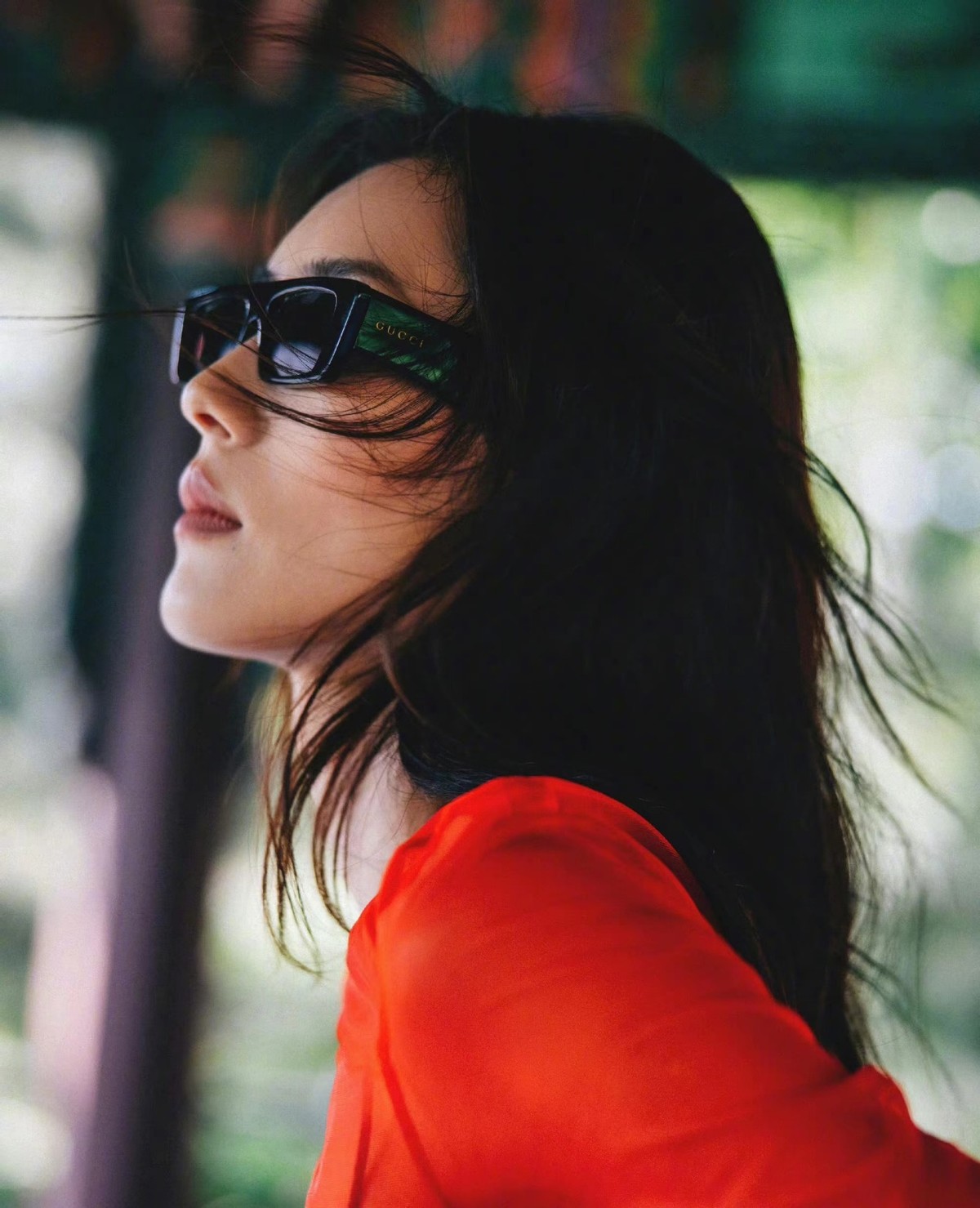 刘雯在韩国GUCCI大秀上太惊艳！一身红衣亮相，真是纸片人身材啊