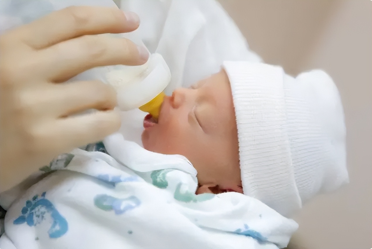 宝宝拉屎肛裂出血吃什么,满月宝宝肛裂导致的便血怎么办