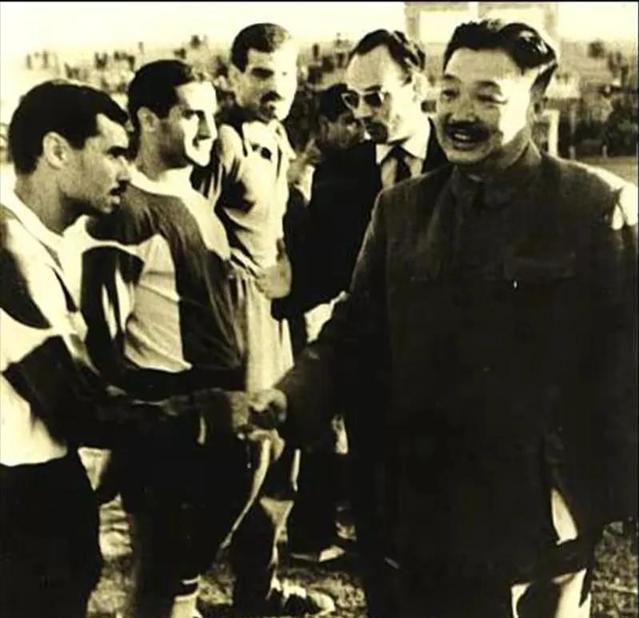 1964年毛主席命贺龙整治国足，贺龙只用一招，让国足踢到亚洲第一