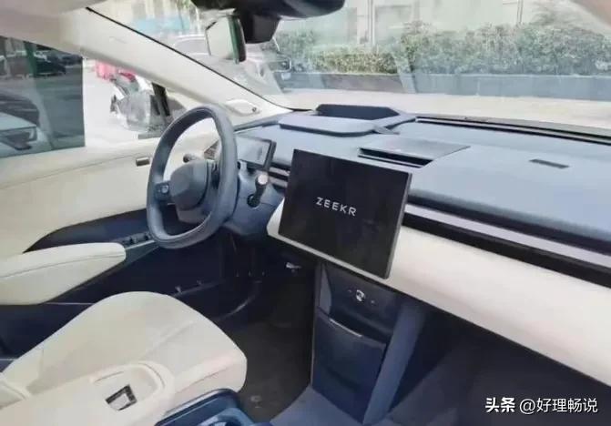 雪地上的喜鹊开饭了！喜欢出游的人们有新期待了！