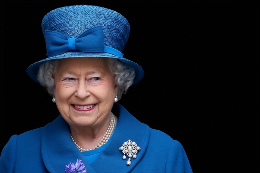 英国女王的珍珠项链是海水珍珠吗,英国女王都有哪些珠宝首饰呢