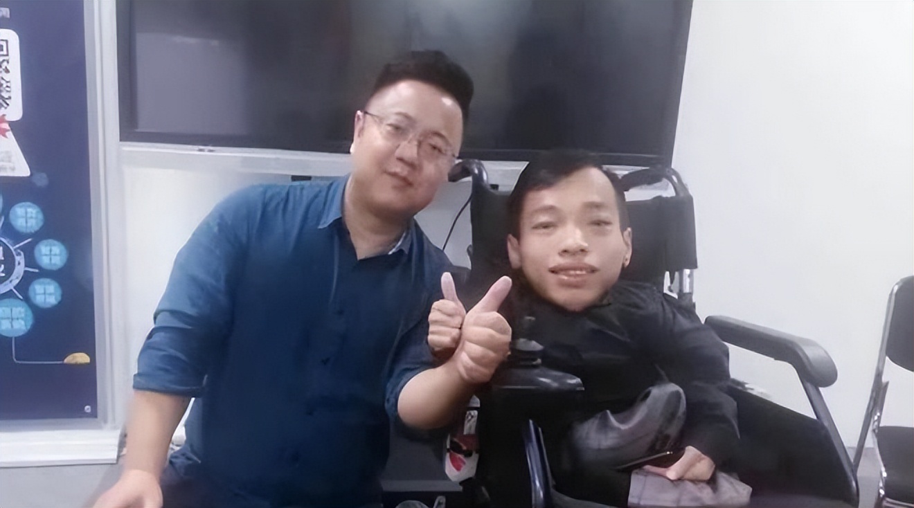 “袖珍总裁”身高90厘米，16岁创业资产高达3亿，娶美女秘书为妻