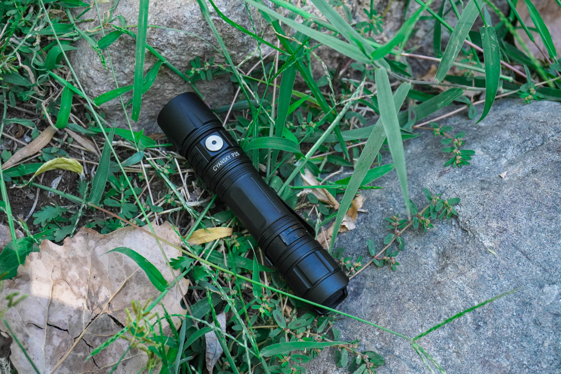 一筒搞定多用途！CYANKSY这款户外手电可是太顶了