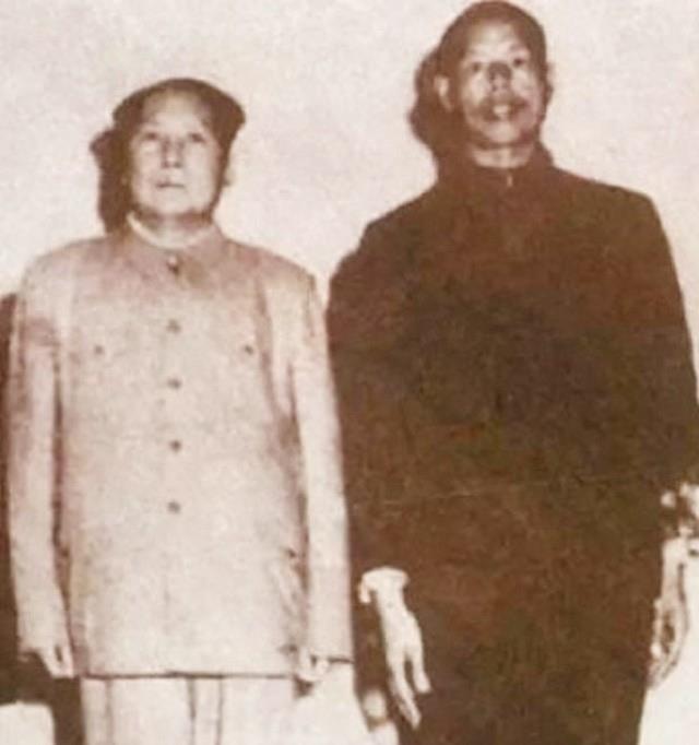 2019年，毛岸平追悼会：李敏、李讷、*新宇毛**敬献花圈