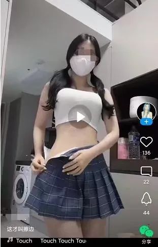 女子超市偷俩榴莲淡定装包带走,女子超市偷榴莲装包带走