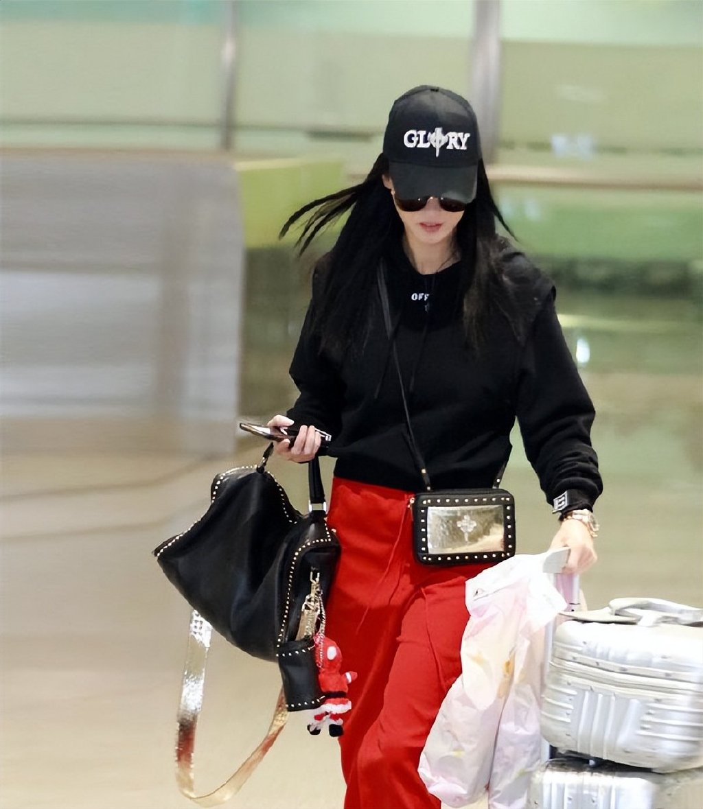 张柏芝的同款卫衣外套粉红色的,张柏芝春季造型粉色上衣温柔十足